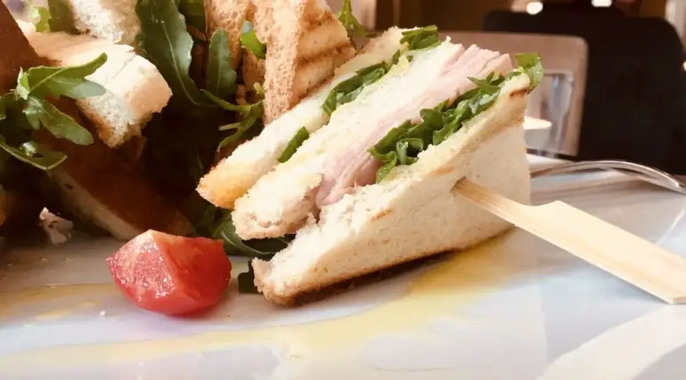 Im Sandwich Vom Ehemann & Schwarzem Lover Gefickt